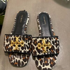 New looking snd condt pair of Tory Burch Slides